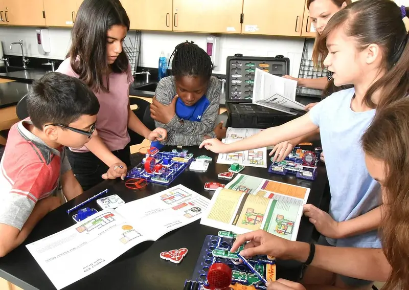 Snap Circuits Stem Kit – Hands-On Electronics Learning System 1